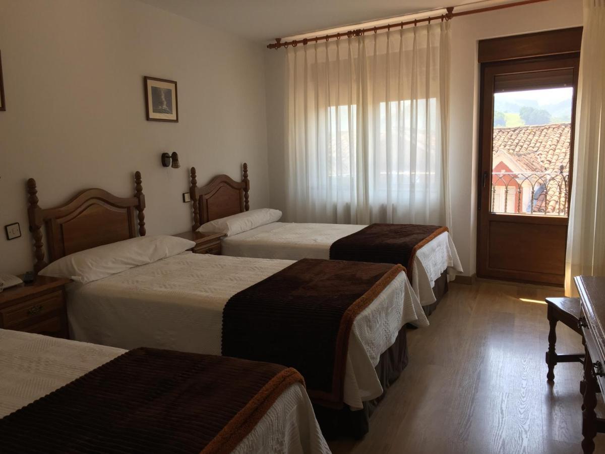 Hotel Trespalacios Panes Exterior photo